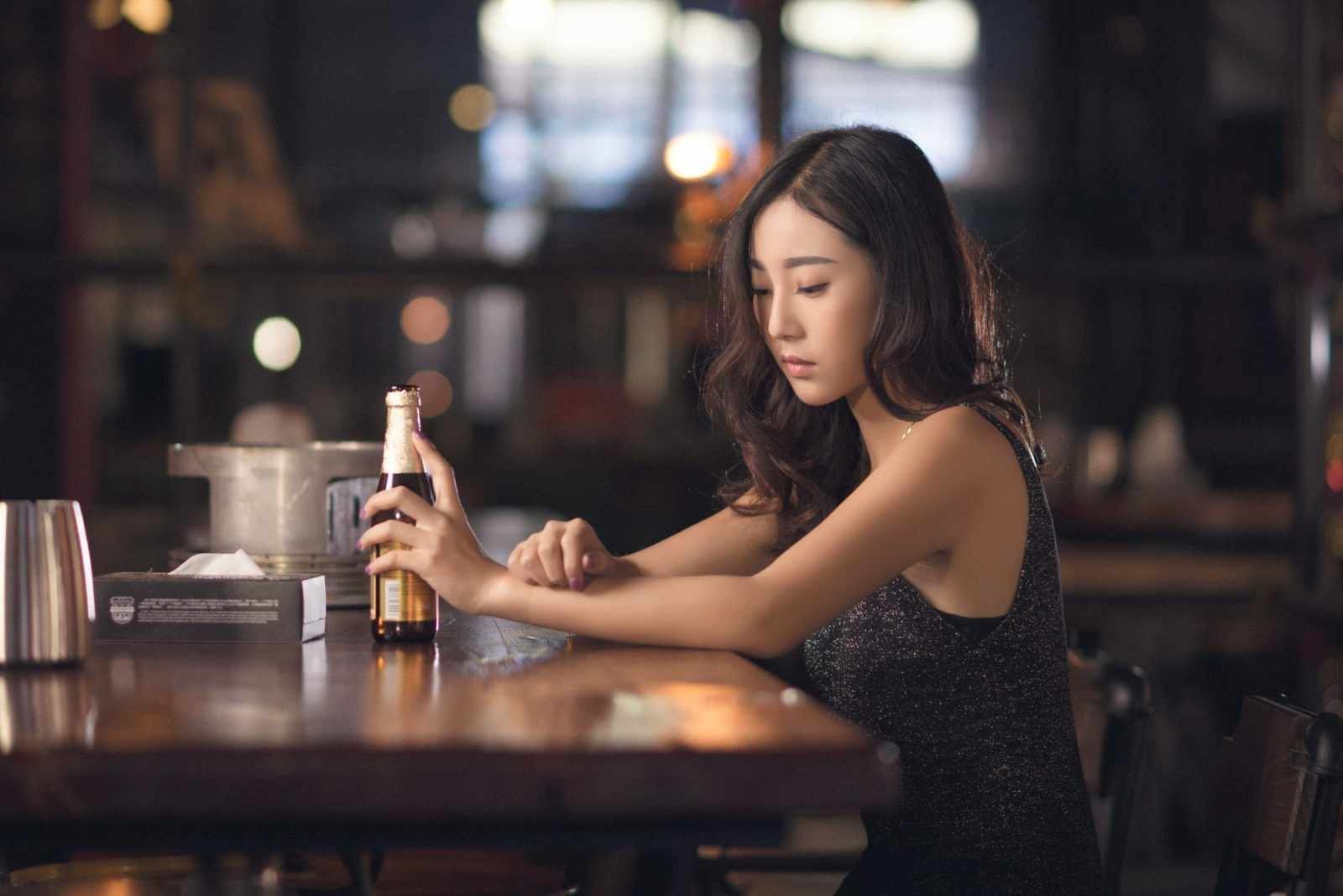 Девушка грустит в баре