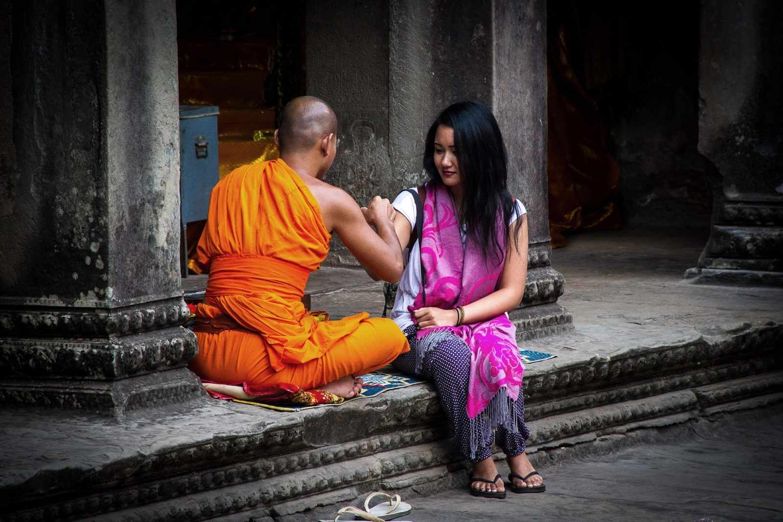 Монах и женщина