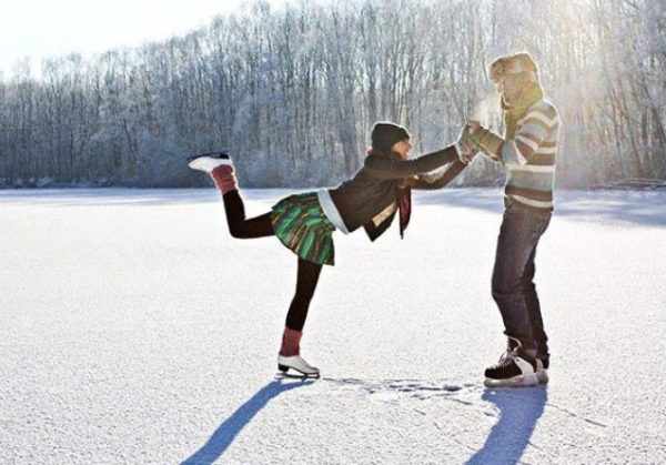 Зимой, если избранница любит спорт, удачным выбором станет совместное катание на коньках 