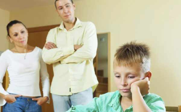 Почему ребенок ворует и как отучить его это делать: советы психолога
