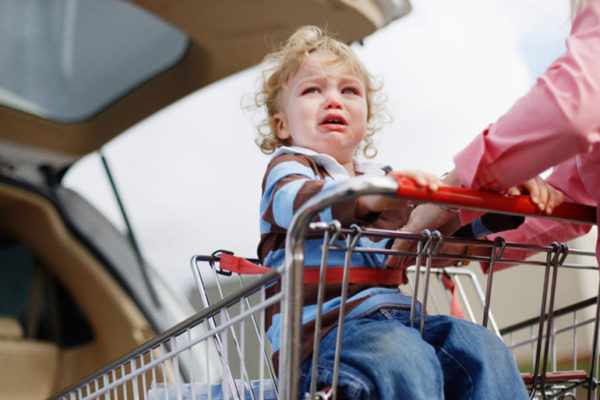 Ребенок капризничает в магазине, как поступить?
