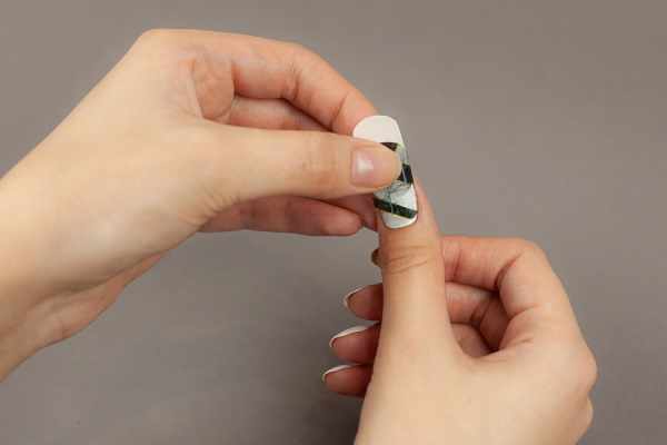 Белый маникюр на миндалевидных ногтях с дизайном 2021