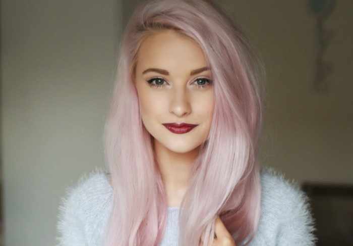 Бледно-розовый цвет волос и темные корни. Фото