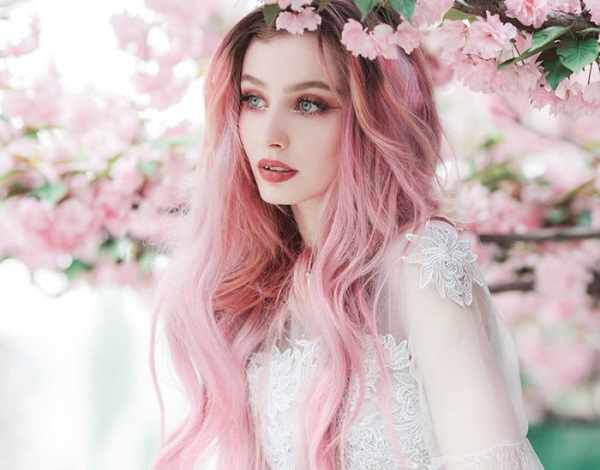 Бледно-розовый цвет волос и темные корни. Фото