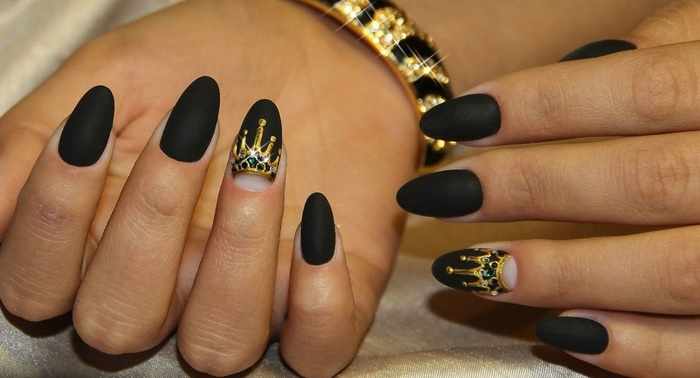 Черные матовые ногти. Дизайны с золотом, блестками, стразами. Идеи на длинные, короткие ногти