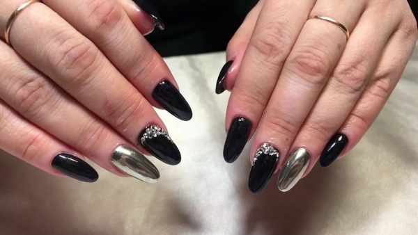 Дизайн ногтей в темных цветах и оттенков. Фото маникюра со стразами, блестками, френч на короткие, длинные ногти