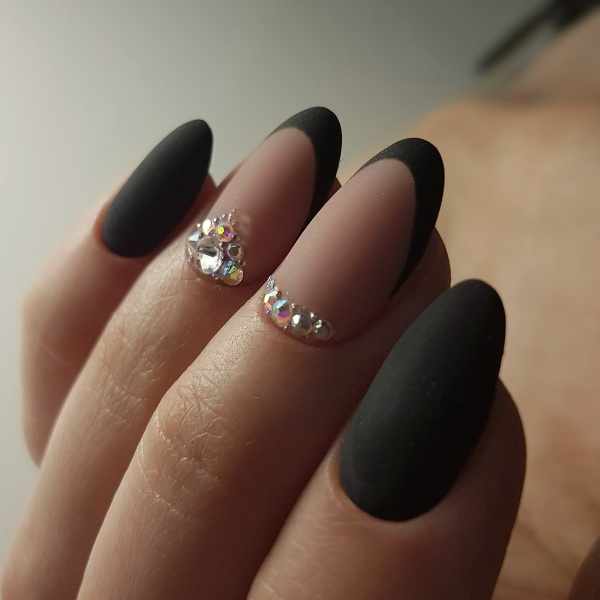 Дизайн ногтей в темных цветах и оттенков. Фото маникюра со стразами, блестками, френч на короткие, длинные ногти