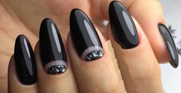 Дизайн ногтей черного цвета. Фото со стразами, блетсками, френч на короткие, длинные ногти