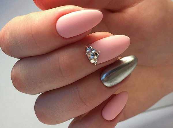 Дизайн ногтей нежно-розовый. Фото маникюра с серебром, блестками, белым, черным цветом