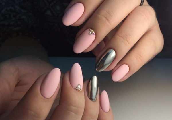 Дизайн ногтей перламутровый. Фото розовый с блестками, белый френч, сиреневый со стразами, рисунком