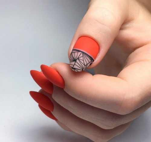 Дизайн ногтей в маникюре с красным лаком. Фото, модные тенденции 2021