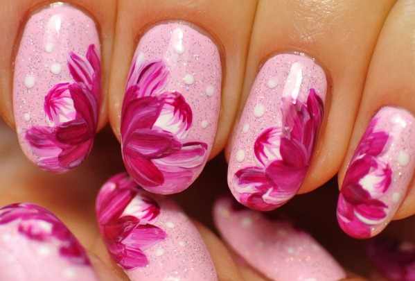 Дизайн ногтей в розовом цвете со стразами, блестками, втиркой, бульонками, вензелями, рисунком, надписями, серебром