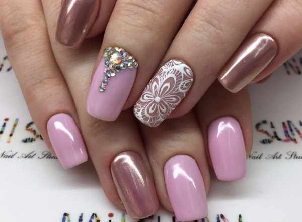 Дизайн ногтей в розовом цвете со стразами, блестками, втиркой, бульонками, вензелями, рисунком, надписями, серебром