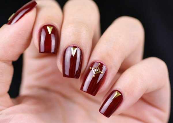 Дизайн ногтей вишневого цвета. Фото гель-лак с золотом, стразами, бабочками. Новинки в технике маникюра