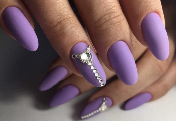 Дизайн ногтей в фиолетовых тонах. Фото со стразами, цветочками, блесточками, камнями, бульонками, втирка