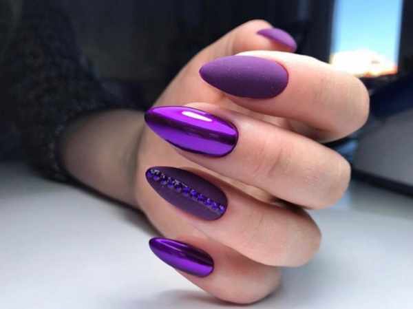 Фиолетовый маникюр с дизайном на короткие и длинные ногти. Фото