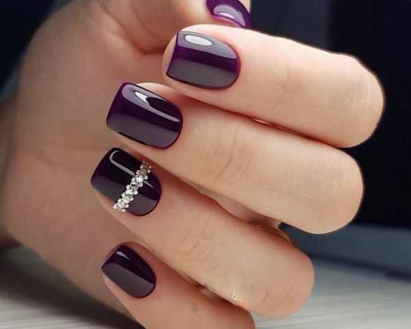 Фиолетовый маникюр с дизайном на короткие и длинные ногти. Фото