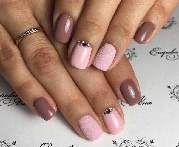 Идеи розового маникюра на короткие ногти. Фото, дизайн со стразами, рисунком, втиркой, гель лаком