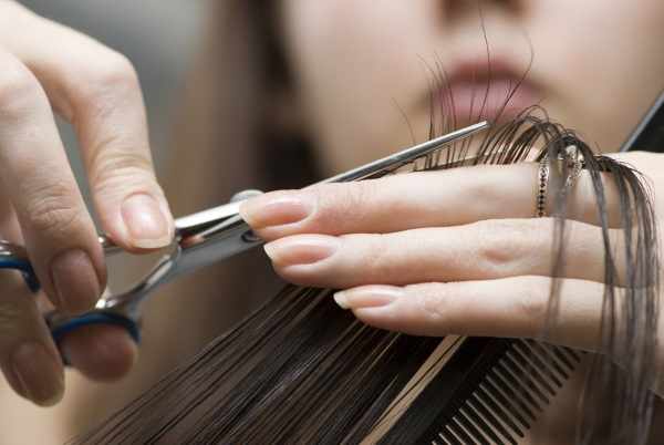 Окрашивание и стрижка волос по лунному календарю 2021. Благоприятные и неблагоприятные дни года