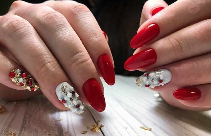 Маникюр в красном цвете на острые ногти. Фото, дизайн, оттенки, модные тенденции 2021