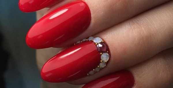 Красный маникюр на длинные ногти. Фото 2021 со стразами, полосками, орнаментом, френч