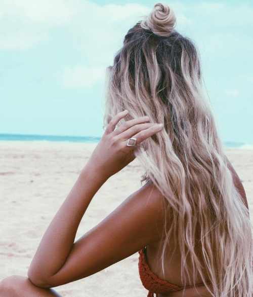 Фото блондинок со спины со средними и длинными волосами. Картинки девушек на аву