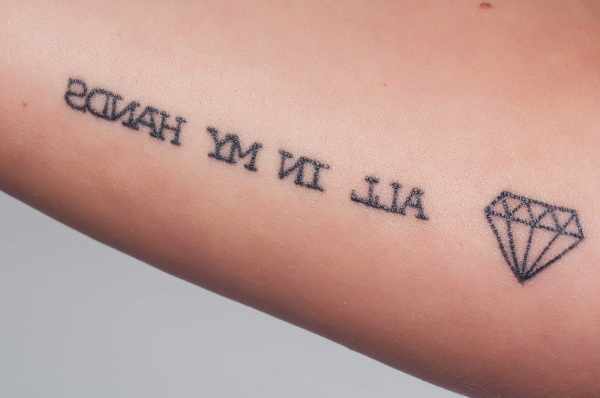 Маленькие тату на руке для девушек. Фото, эскизы, надписи