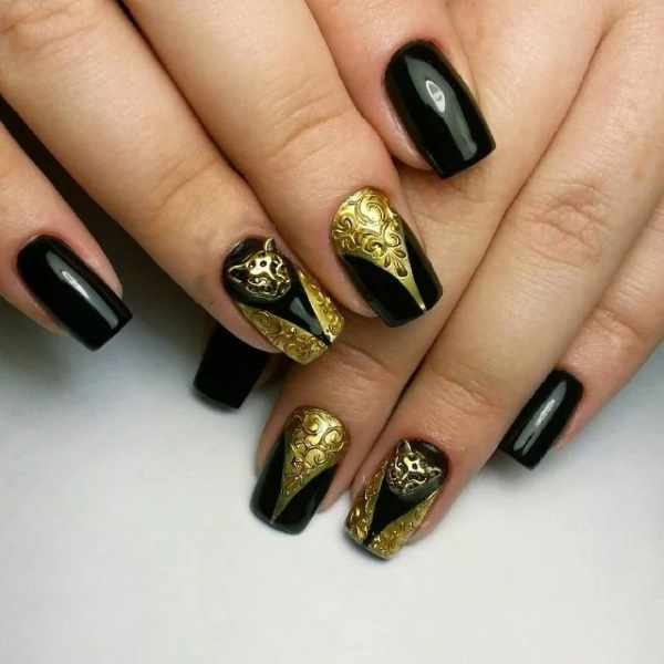 Маникюр черный с золотом. Фото, дизайн на короткие, длинные ногти, типа Диор, матовый, френч, со стразами