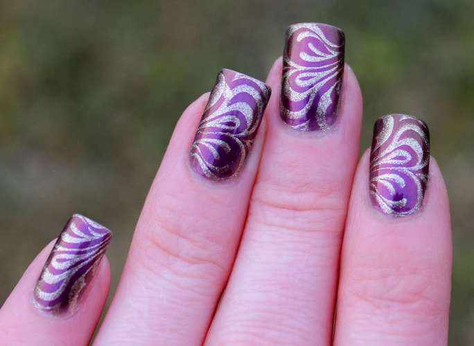 Маникюр фиолетовый с белым. Фото с рисунками, со стразами, дизайны на короткие и длинные ногти