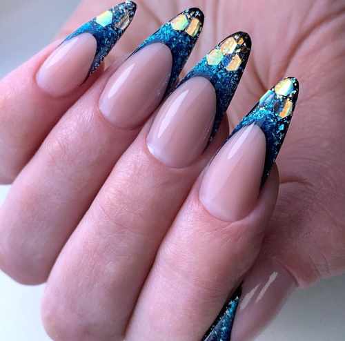 Маникюр на миндалевидные ногти с блестками. Фото