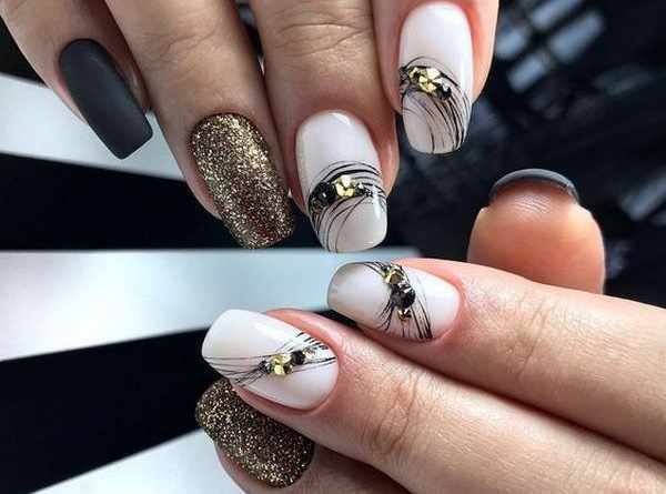 Маникюр паутинка со стразами на короткие ногти. Фото