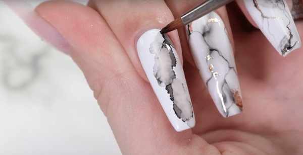 Мраморный маникюр гель-лаком на короткие и длинные ногти. Фото, дизайн