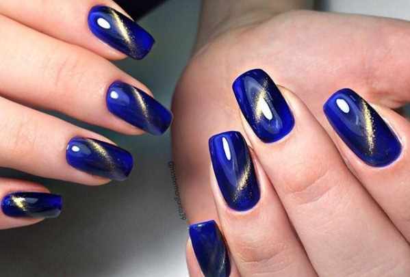 Маникюр синего цвета с дизайном. Фото новинки 2021 на короткие и длинные ногти