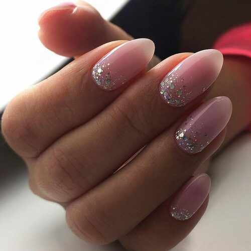 Нежно-розовый маникюр с дизайном на длинные и короткие ногти. Фото 2021