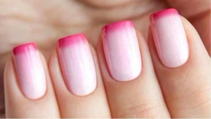 Нежно-розовый маникюр с дизайном на длинные и короткие ногти. Фото 2021