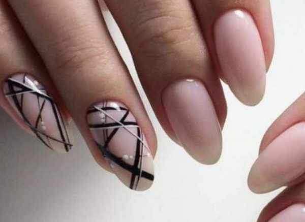 Нюдовый маникюр на миндалевидных ногтях. Фото