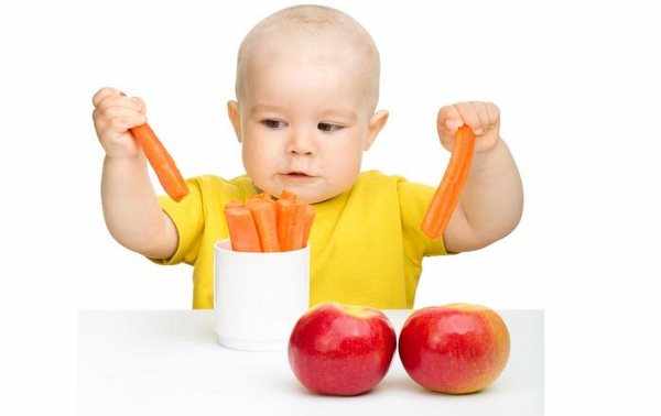 Малыш и фрукты