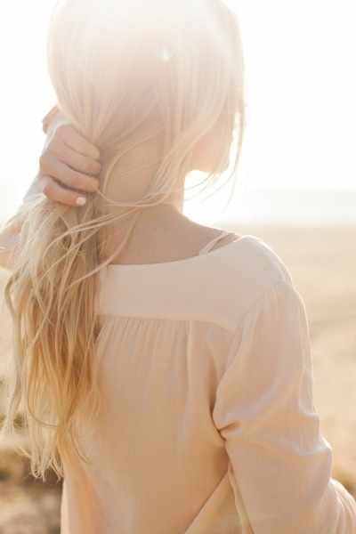 Фото блондинок со спины со средними и длинными волосами. Картинки девушек на аву