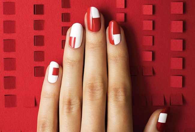 Красный маникюр на короткие ногти. Фото, дизайн 2021 со стразами, блестками, втиркой, френч