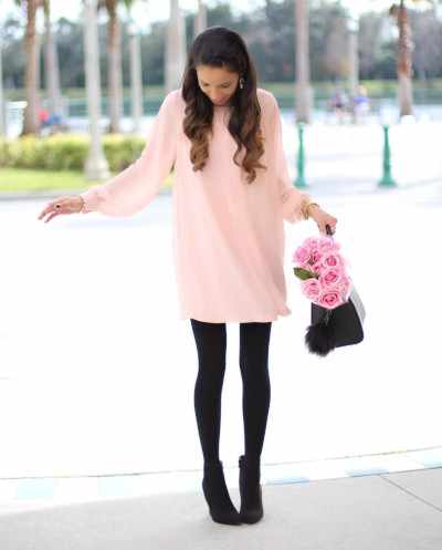 Розовое платье с черными колготками и туфлями, сапогами