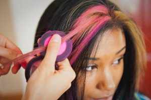Розовые пряди на темных волосах. Фото, как сделать