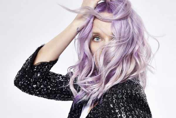 Светло-фиолетовый цвет волос. Фото с блондом, на короткую стрижку, каре, кончики