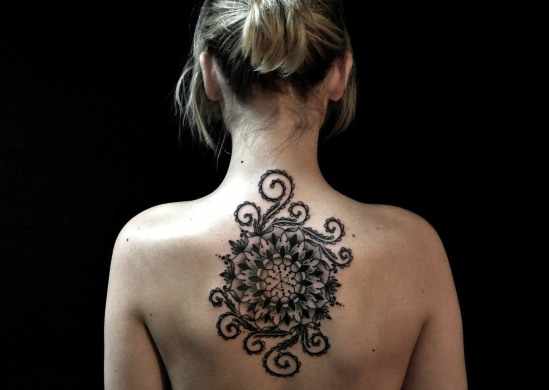 Татуировки на позвоночнике (спине) у девушек: иероглифы, надписи с переводом, цветы, точечные, руны, планеты, линии. Красивые эскизы
