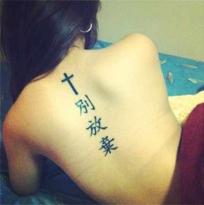 Татуировки на позвоночнике (спине) у девушек: иероглифы, надписи с переводом, цветы, точечные, руны, планеты, линии. Красивые эскизы