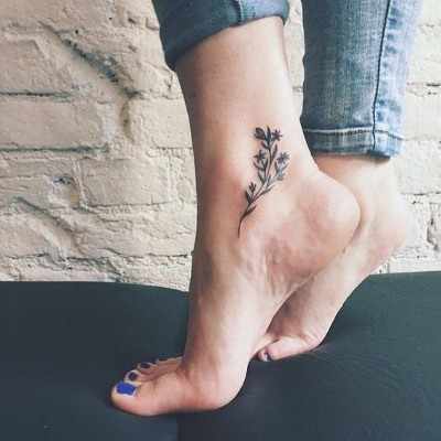 Татуировки на щиколотке для девушек: надписи на латыни, браслеты, цветы. Фото и эскизы, значения рисунков