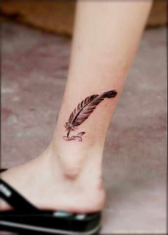 Тату перо - значение у девушки со словом, птицами, павлином на ноге, руке, запястье, животе, шее, спине, ключице, на боку