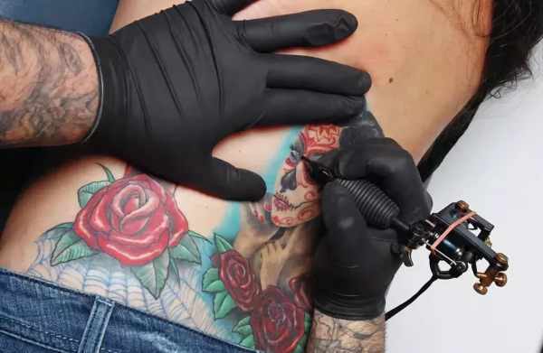 Татуировки для девушек на запястье. Маленькие, красивые узоры. Эскизы. Фото и значение
