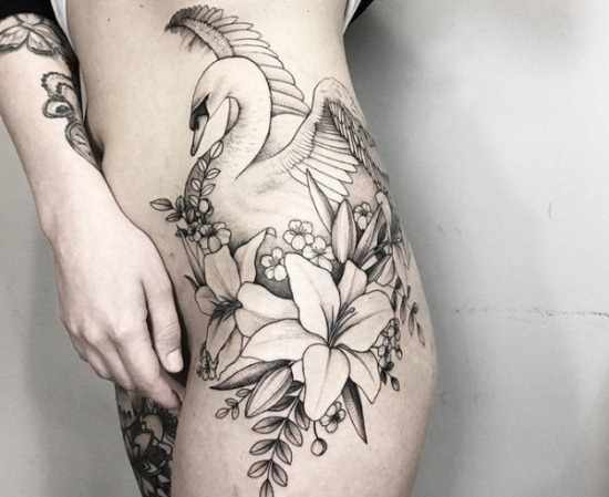 Татуировки на бедрах для девушек. Идеи, фото, эскизы, надписи, бантики, кружево