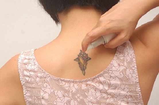 Татуировки на шее сзади у девушек - красивые иероглифы, индийский рисунок, надписи с переводом со смыслом жизни. Эскизы, фото и значение