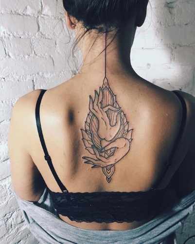 Татуировки на спине для девушек. Фото, эскизы, надписи с переводом, крылья
